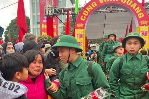 Gần 100 thanh niên ưu tú quận Long Biên lên đường nhập ngũ