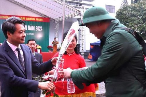 Tân binh quận Hai Bà Trưng phấn khởi lên đường nhập ngũ