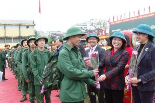 Tân binh huyện Ứng Hòa phát huy truyền thống quê hương chiếc gậy Trường Sơn
