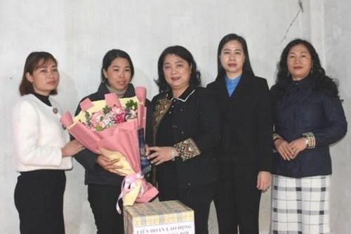 Công đoàn hướng về nữ đoàn viên khó khăn nhân dịp 8-3