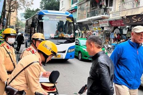 Xử nghiêm xe khách đón, trả khách và xe ba gác hoạt động trong phố cổ
