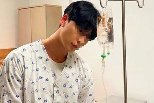 Thanh niên 20 tuổi đang khỏe mạnh bỗng méo miệng vì mắc sai lầm này trong lúc gội đầu
