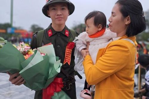 Xúc động giây phút chia tay người thân lên đường tòng quân