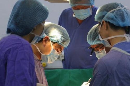 Hàng nghìn thầy thuốc của hệ đào tạo tinh hoa miệt mài cùng đồng nghiệp làm rạng danh y tế Việt Nam