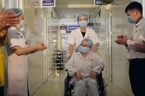 'Hành trang yêu thương' - Khúc ngợi ca những hy sinh thầm lặng của cán bộ y tế