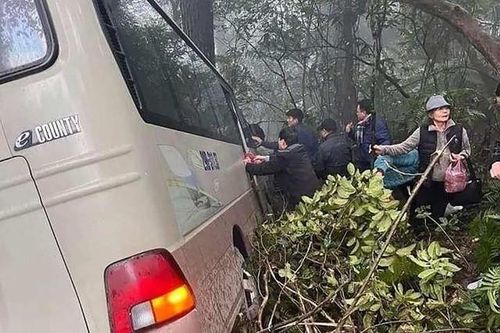 Xe chở cán bộ hưu trí lao xuống vực ở Tam Đảo