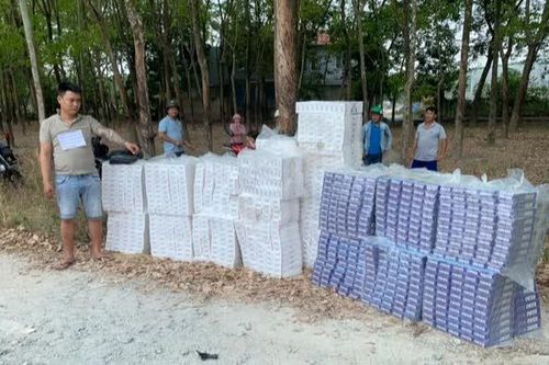 Xe bán tải chở 15.000 bao thuốc lá lậu, bỏ chạy khi thấy CSGT