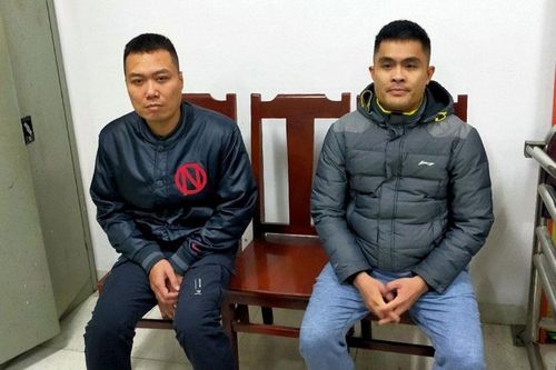 Triệu tập 2 thanh niên đi xe máy tạt đầu ôtô