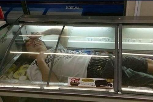 Khi nhân viên nhà hàng cố tình ngoáy mũi và bôi lên đồ ăn