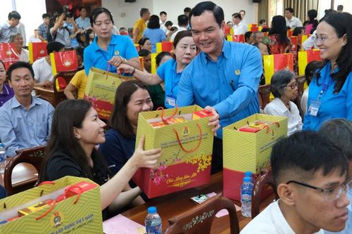 Kinh phí chăm lo cho đoàn viên công đoàn trong dịp Tết 2024 tăng 15%