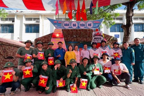 Nhiều thanh niên viết đơn tình nguyện thực hiện nghĩa vụ quân sự