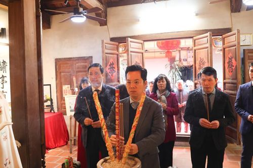 Dâng hương kỷ niệm 418 năm ngày sinh của ông Tổ nghề thêu Lê Công Hành