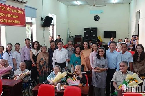 Các nghệ sĩ tại Khu Dưỡng lão nghệ sĩ sân khấu đến nơi ở mới