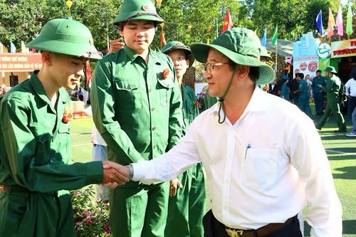 Thanh niên Cần Thơ hăng hái lên đường nhập ngũ