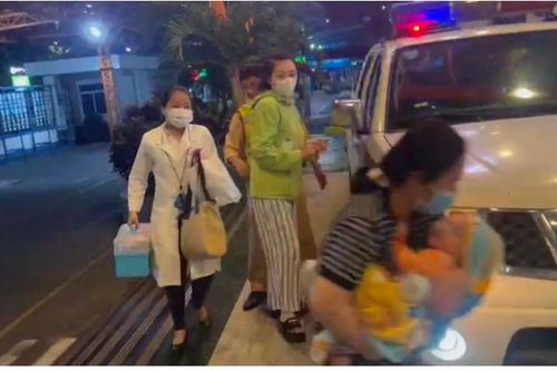 Tổ Cảnh sát giao thông chở bệnh nhi đi cấp cứu