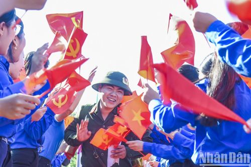 Xúc động khoảnh khắc thanh niên Đồng Nai lên đường nhập ngũ
