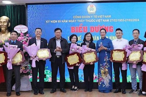 Biểu dương 49 tập thể, cá nhân thầy thuốc tiêu biểu làm theo lời Bác