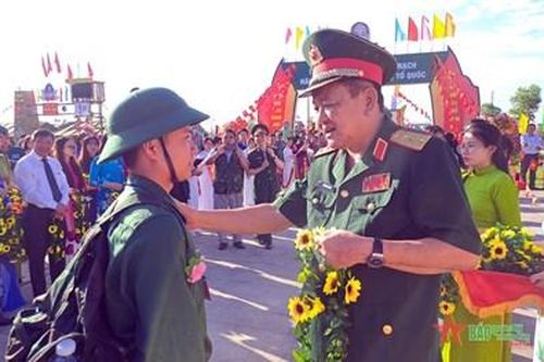 Thượng tướng Võ Minh Lương động viên thanh niên huyện Nhơn Trạch (Đồng Nai) lên đường nhập ngũ