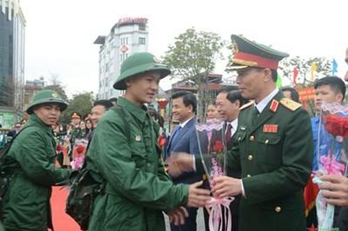 Trung tướng Nguyễn Trọng Bình dự và chỉ đạo lễ giao nhận quân tại thành phố Lào Cai (tỉnh Lào Cai)