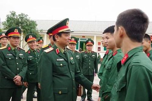Trung tướng Hà Thọ Bình thăm, động viên chiến sĩ mới tại Trung đoàn 19, Sư đoàn 968