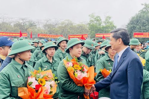 Tân binh hăng hái lên đường nhập ngũ