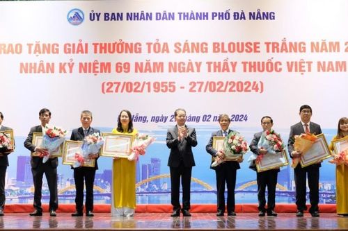 Thành phố Đà Nẵng trao tặng giải thưởng tỏa sáng Blouse trắng năm 2023