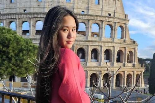 'Nàng Hậu' gen Z Bella Vũ diện áo dài, tích cực quảng bá văn hóa Việt Nam đến bạn bè quốc tế