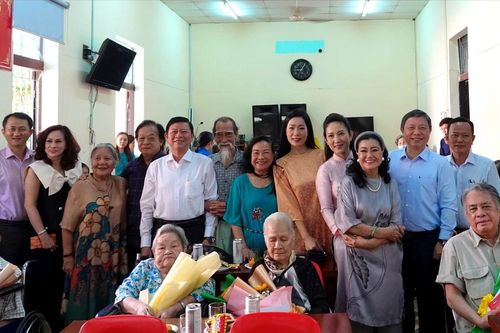 Lễ tiếp nhận 7 nghệ sĩ đến Trung tâm Dưỡng lão Thị Nghè