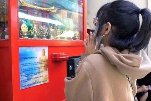'Độc lạ TP HCM', giới trẻ xếp hàng xin xăm ở máy tự động