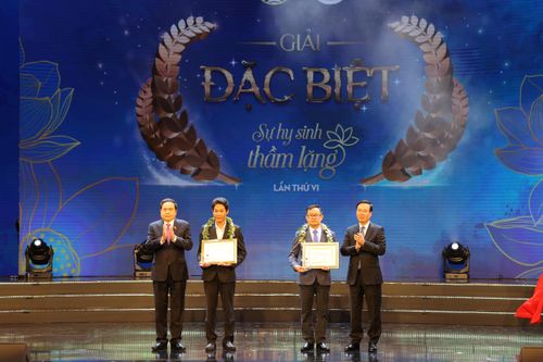 Lễ trao giải cuộc thi viết 'Sự hy sinh thầm lặng'