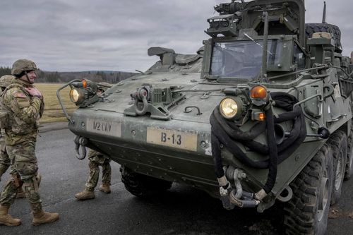 Lính dù Lviv trình làng xe bọc thép chở quân Stryker