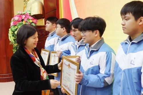Chủ tịch tỉnh Bắc Ninh trao khen thưởng học sinh giỏi quốc gia