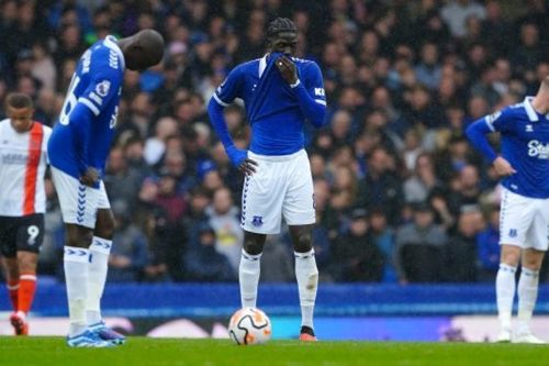 Everton được trả lại 4 điểm khiến 3 tân binh vào vùng nguy hiểm