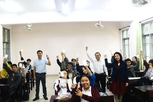 Ban Giám hiệu trích tiền túi mua vé phim 'Đào, Phở và Piano' tặng sinh viên