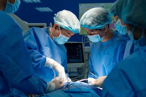 Hết liệt tay, đau cổ sau 24h phẫu thuật thoát vị cột sống cổ bằng đường mổ trước