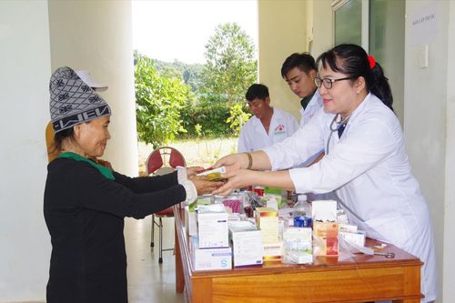 Sáng đẹp hình ảnh thầy thuốc quân hàm xanh trên biên giới