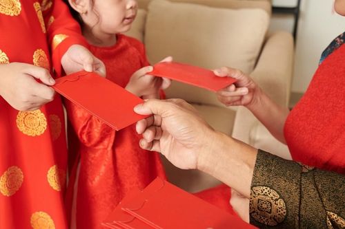 Hậu ly hôn, cha đòi chia tiền lì xì của con
