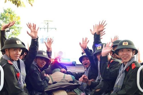 Thanh niên ưu tú tiếp tục bước qua cầu vinh quang lên đường nhập ngũ