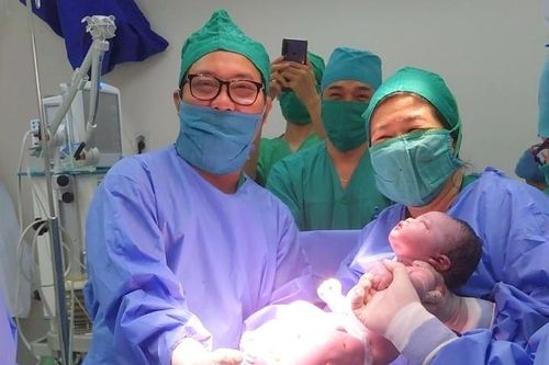 Nam bác sĩ mang hạnh phúc đến với những gia đình hiếm muộn