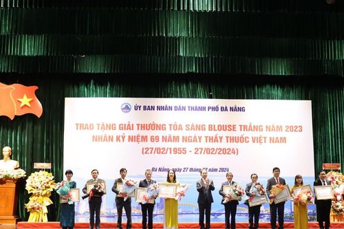 Đà Nẵng trao giải thưởng 'Tỏa sáng Blouse trắng năm 2023'
