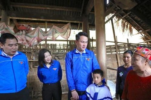 'Ngôi nhà hạnh phúc' đến với cậu bé mồ côi vùng biên viễn