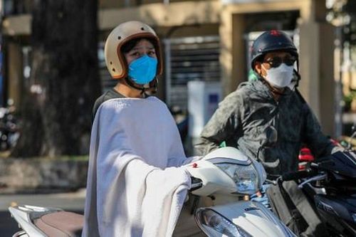 Người dân TPHCM vật vã dưới nắng nóng gần 38 độ C