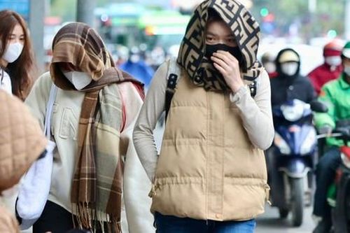 Hà Nội tắc đường, người lao động gồng mình mưu sinh trong mưa rét 13 độ C