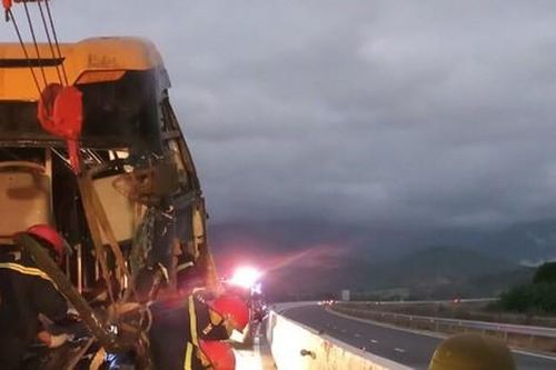 Tai nạn giữa xe khách và xe tải trên cao tốc, 2 người tử vong