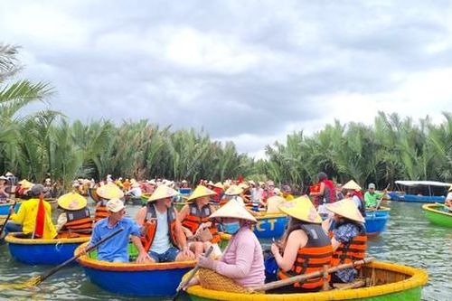 Trên bến dưới thuyền ken đặc du khách ở rừng dừa Bảy Mẫu Hội An