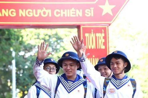 Gần 5.000 nam nữ thanh niên TPHCM rạng rỡ ngày tòng quân