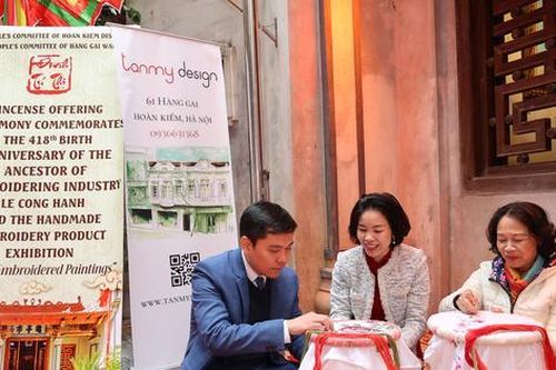 Trải nghiệm thêu thủ công trong lễ kỷ niệm ngày sinh ông Tổ nghề thêu Lê Công Hành