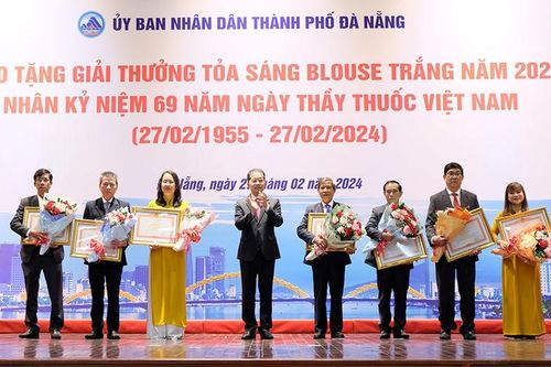 Đà Nẵng: 'Tỏa sáng Blouse trắng' tôn vinh 20 y, bác sĩ tiêu biểu
