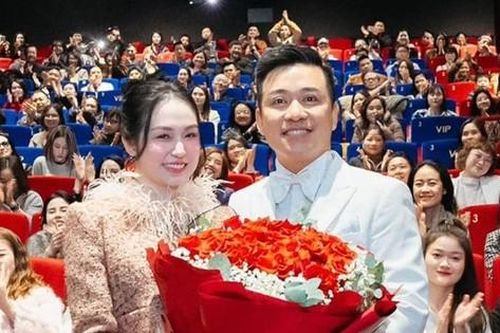 Showbiz 27/2: Ảnh Tuấn Hưng bao rạp, kéo họ hàng xem 'Đào, phở và piano'