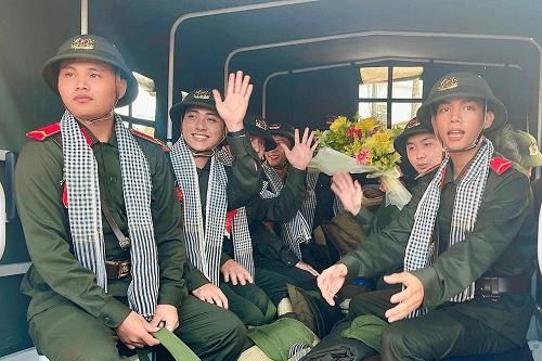 Thanh niên TP Cần Thơ hăng hái lên đường nhập ngũ